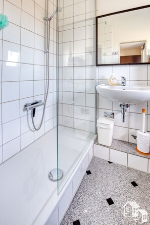 Regadera, secadora de cabello, toallas, jabón 