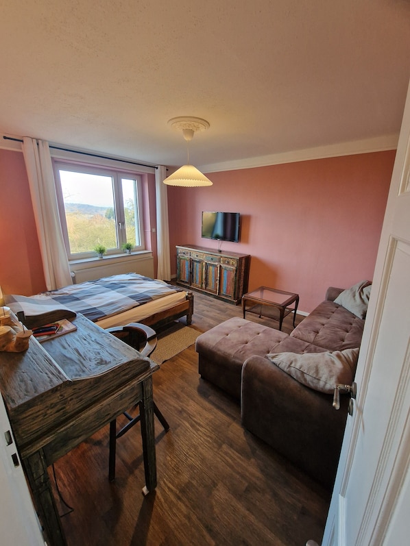3 bedrooms, desk, iron/ironing board, free WiFi