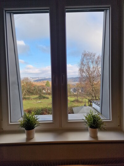 3 rooms for up to 10 people. Close to the city in the countryside with a view of the Müngsten Bridge