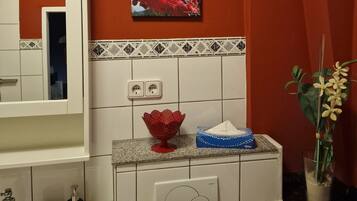 Dusj, hårføner, håndklær og såpe