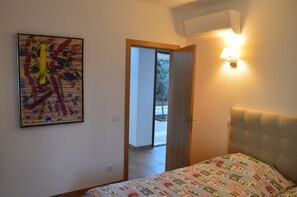 4 bedrooms, WiFi, bed sheets, wheelchair access