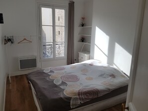 1 slaapkamer, een strijkplank/strijkijzer, gratis wifi, beddengoed