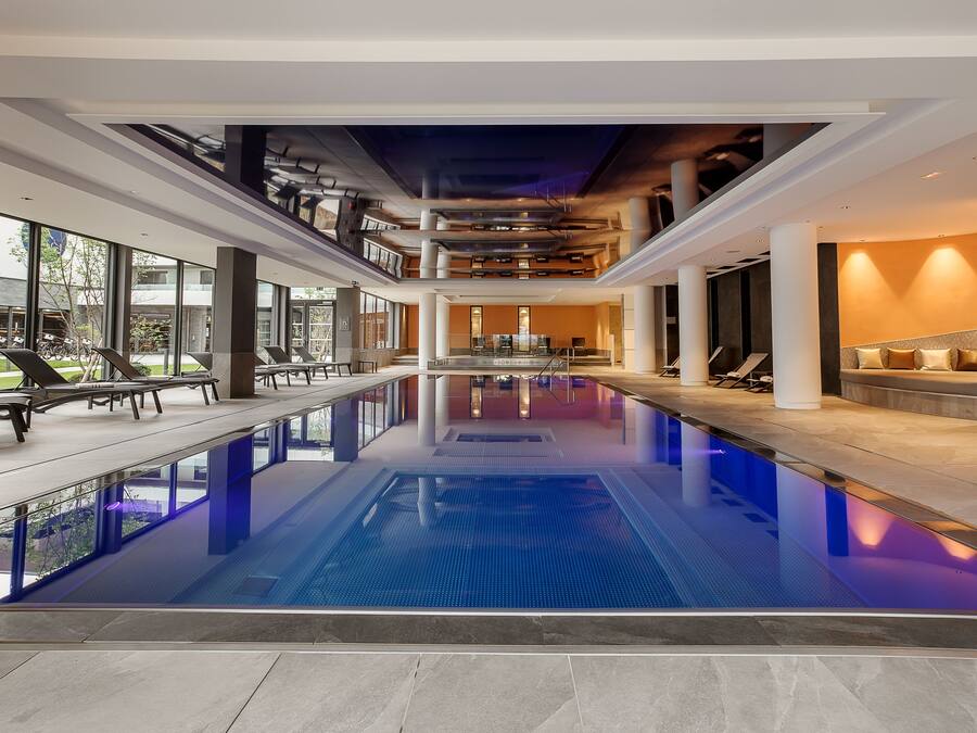 Piscina interna, guarda-sóis, espreguiçadeiras