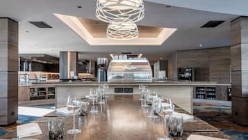 Se sirven desayunos y almuerzos, restaurante con mesas al aire libre