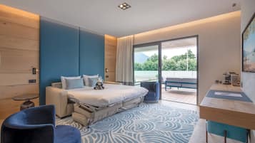 Un dormitorio moderno con cama, escritorio y vistas al exterior.