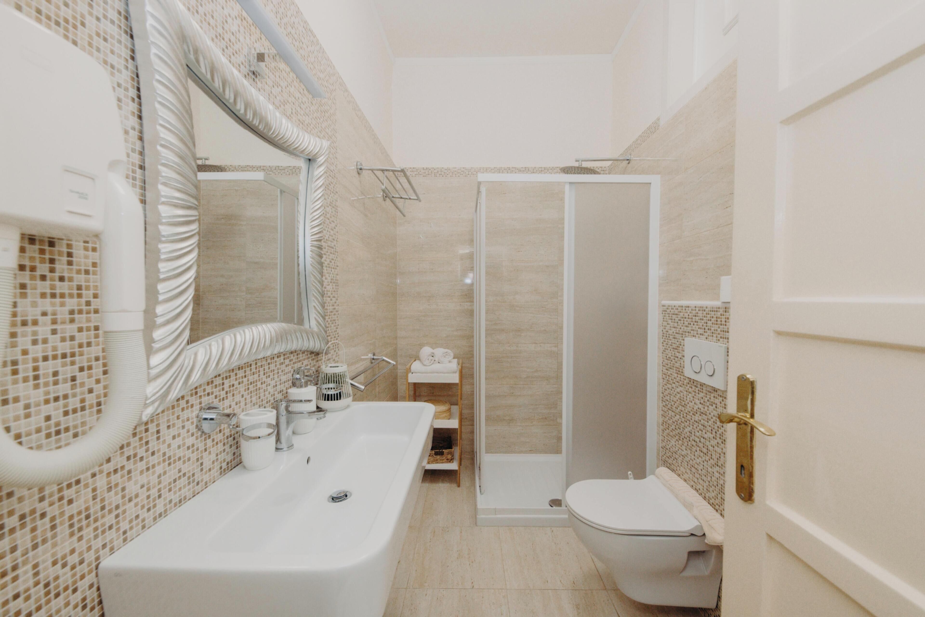 Studio | Badkamer | Een douche, een haardroger, handdoeken