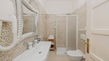 Studio | Badkamer | Een douche, een haardroger, handdoeken