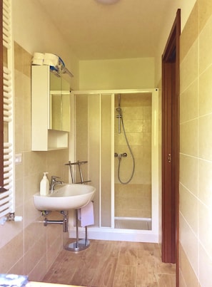 Ducha, secador de pelo, bidet, toallas