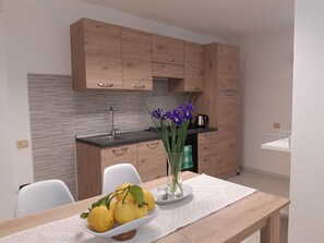 Kühlschrank, Ofen, Herdplatte, Wasserkocher mit Kaffee-/Teezubehör