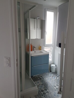 Dusche, Haartrockner, Handtücher, Seife