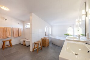 Baignoire, sĂšche-cheveux, serviettes fournies, savon