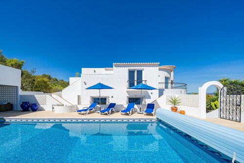 Exclusive villa with padel court [03]