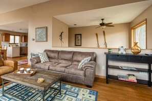 Een smart-tv, een open haard en boeken