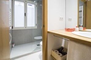 Shower, hair dryer - Luxury Apartment in Museum Mile 1 (Madrid)