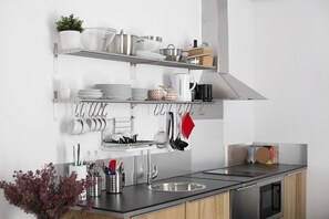 Fridge, microwave, coffee/tea maker, high chair - Luxury Apartment in Museum Mile 1 (Madrid)