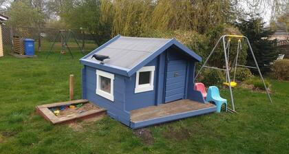 For families, friends, children. Large garden, 4/5 bedrooms, fireplace. Central!