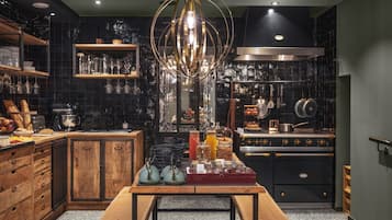 Daily to-go breakfast (EUR 18 per person)