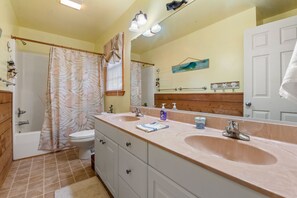 GR3333: Teacher's Lair l Mid Level Bedroom 1 Private Bath - Teacher's Lair: Oceanview, Short Walk to Beach (Nags Head)