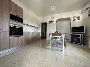 Fridge, oven, stovetop, cookware/dishes/utensils