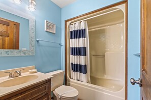 Combined shower/tub, towels