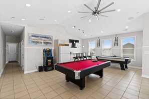 Games room - Avista Point A - 7 Bedroom Ocean Front Duplex w/shared POOL (North Myrtle Beach)