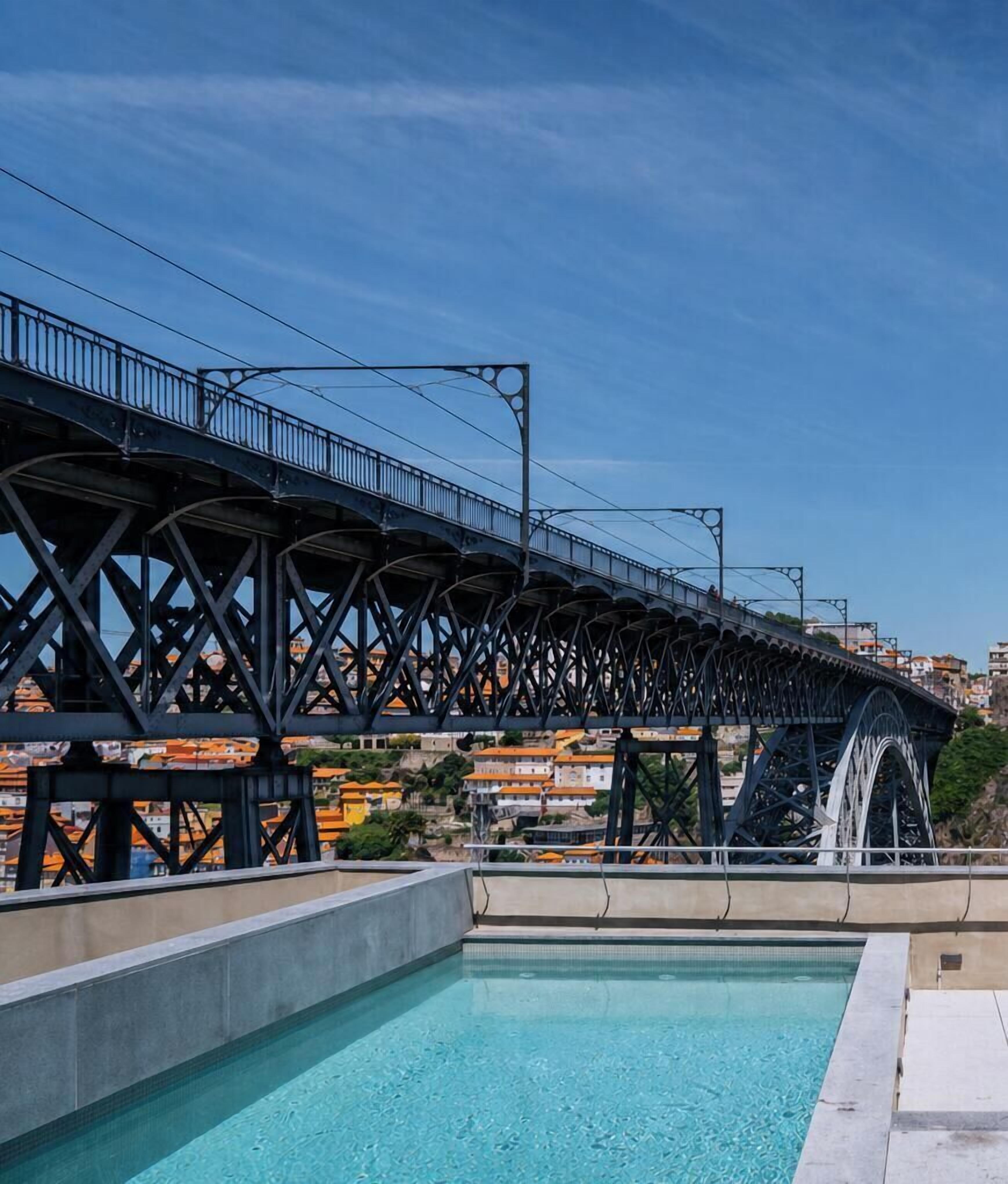 Piscina externa sazonal, guarda-sóis, espreguiçadeiras