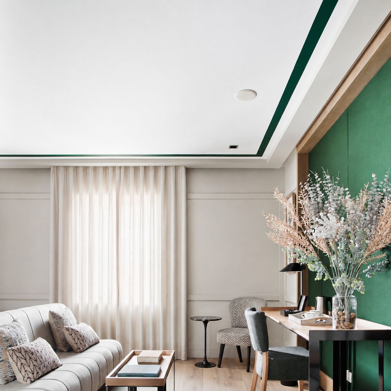 Un salón moderno con un sofá, una mesa de centro, una mesa de comedor y una silla. Hay un jarrón con plantas secas sobre la mesa de comedor.