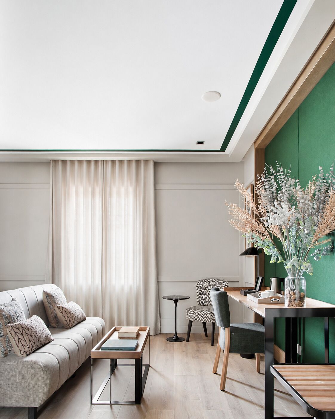 Una sala de estar moderna con un sofá, una mesa de centro y un comedor con sillas y una mesa.