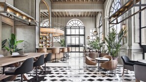A spacious lobby with a checkered floor, modern seating, and large windows. - Hotel Vincci Ponte de Ferro (Vila Nova de Gaia)