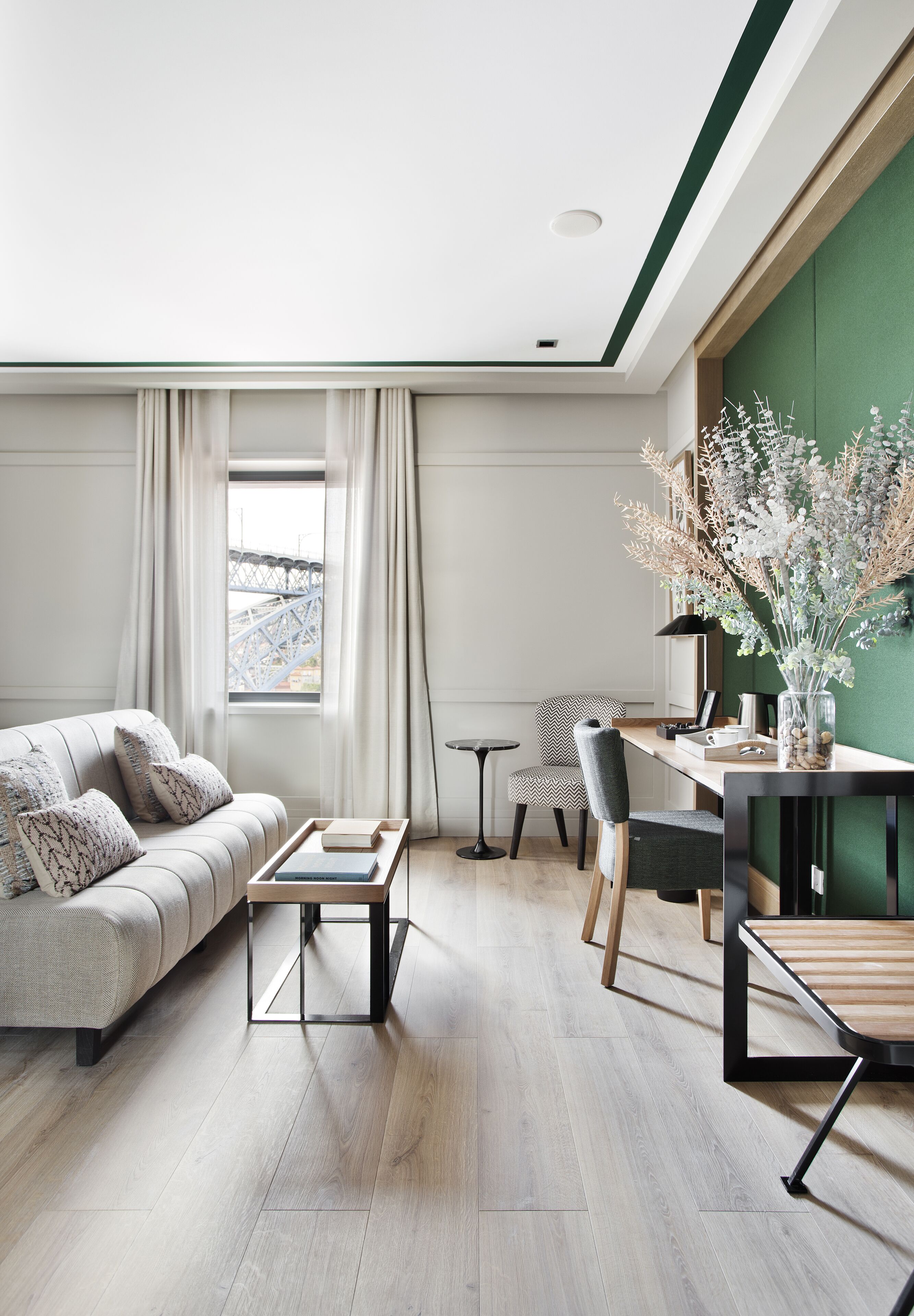 Una sala de estar moderna con un sofá, una mesa de centro y un comedor con una mesa y sillas.