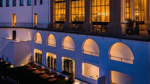 A historic building with a courtyard, a swimming pool, and a tower. - Hotel Vincci Ponte de Ferro (Vila Nova de Gaia)
