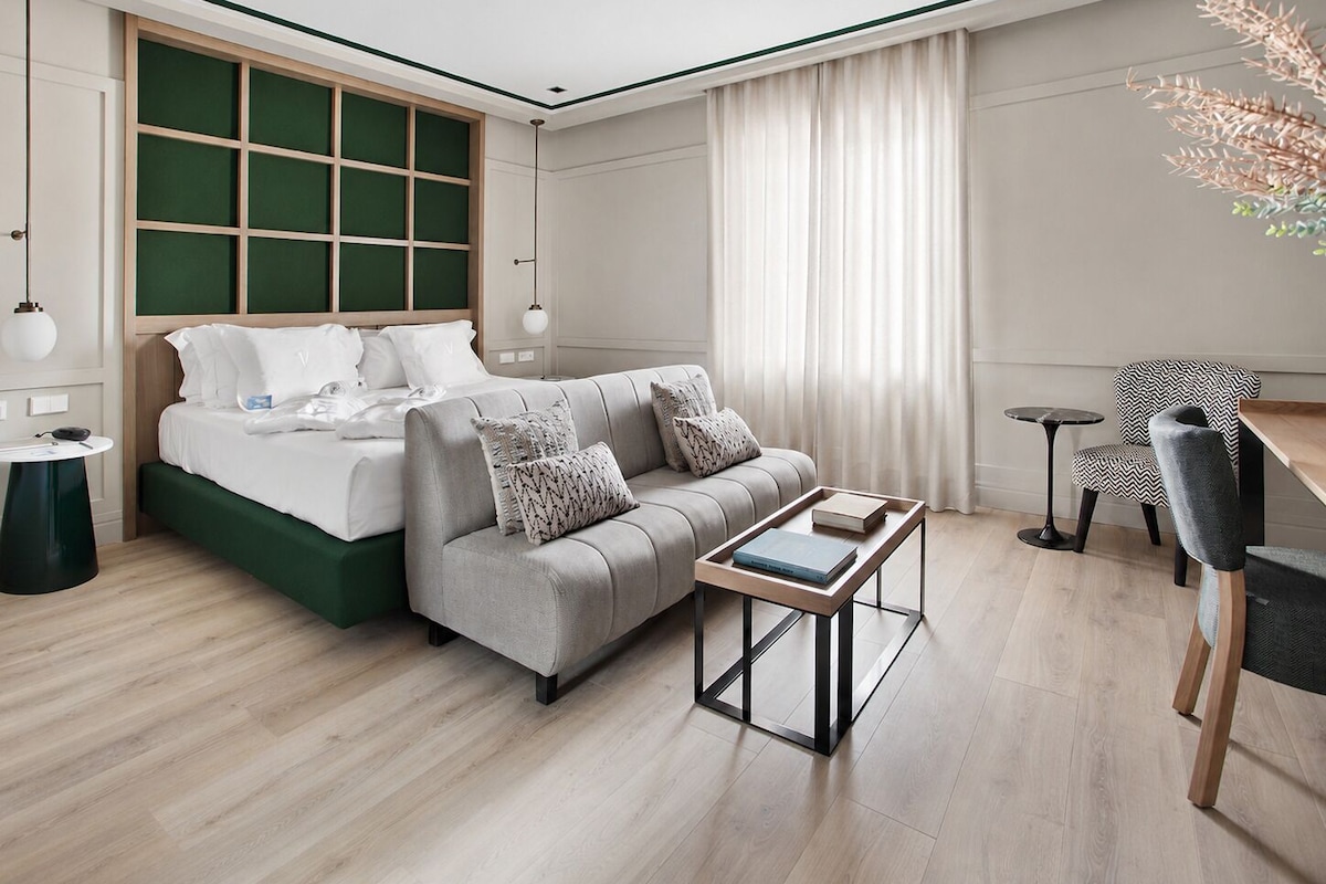 Premium bedding, down comforters, minibar, in-room safe