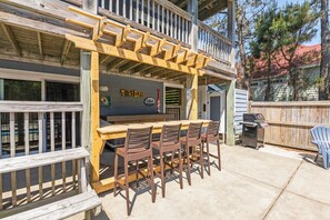 Outdoor dining - Anchor Bar: Soundside, Private Pool w/ Tiki Bar, Spa, Access to Fitness Center (Corolla)