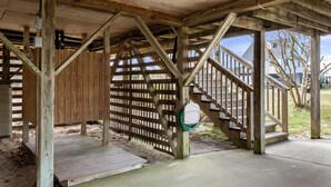 Eine Holzkonstruktion mit Treppe und einem umzäunten Bereich.