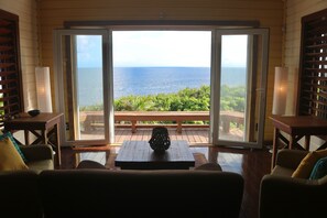 Casa estándar | Área de sala de estar | Televisión de pantalla plana de 32 pulgadas con canales por cable