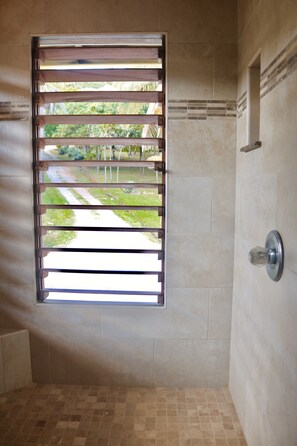 Bathroom - Casa Marchele for 6 people (Roatan)
