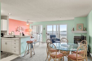 Dining - Sea la Vie: Soundfront, dog friendly, community pool, tennis court and so much m (Manteo)