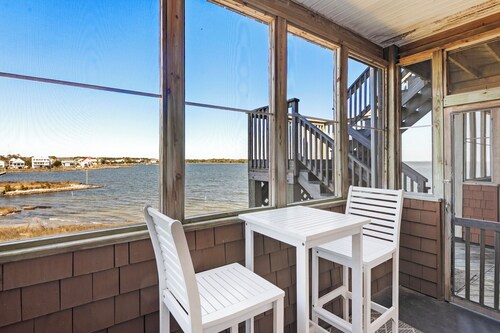 North Bay Retreat: Waterfront, Shared Pool, Fitness Center, Short Stays Anytime