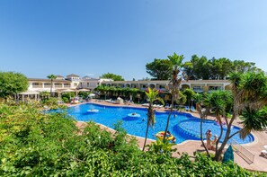 Outdoor pool, open 8:00 AM to 8:00 PM, pool loungers - Mariner Club Apartments (Alcúdia)