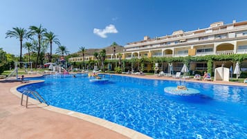Piscina a l'aire lliure (horari: 08:00-20:00) i gandules