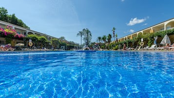 Piscine extérieure, chaises longues