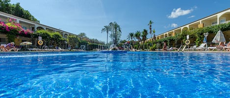 Piscine extérieure, chaises longues