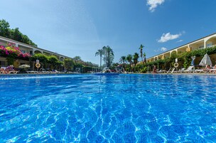 Una piscina al aire libre (de 08:00 a 20:00), tumbonas