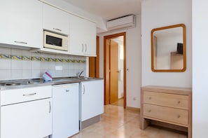 Family Apartment, 1 Bedroom, Balcony | Private kitchen | Mini-fridge, microwave, stovetop, toaster - Mariner Club Apartments (Alcúdia)