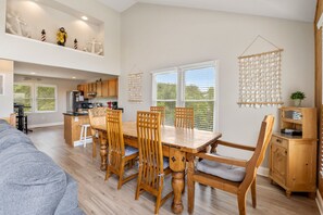 Dining - Jumbo's Hideout: Pet friendly, Short Stay Anytime, Short drive to the beach (Nags Head)