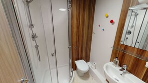 Business-Apartment, 2 Schlafzimmer | Badezimmer | Badewanne und Dusche (separat), kostenlose Toilettenartikel