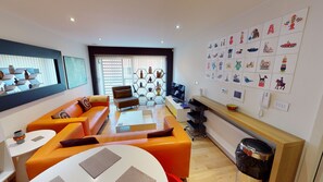 Apartamento Business, 2 habitaciones | Zona de estar | Una televisión LED