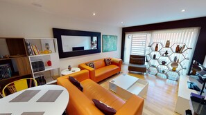 Apartamento Business, 2 habitaciones | Zona de estar | Una televisión LED