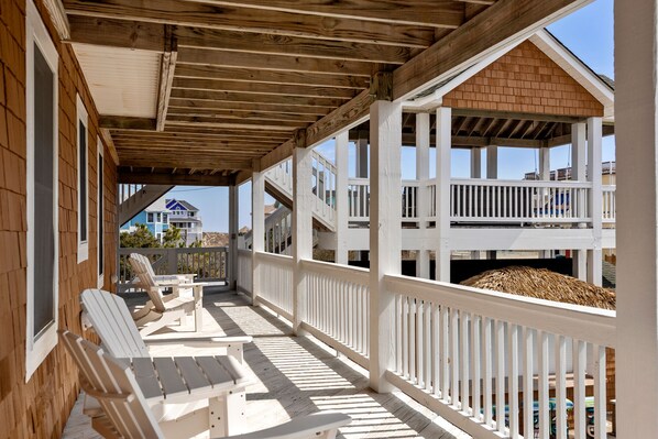 Terrace/patio - Wish You Were Here: Oceanside, Saltwater Pool, Hot Tub, Tiki Bar, Pet-friendly (Corolla)