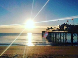 Una playa cerca, vóleibol de playa, 15 bares en la playa